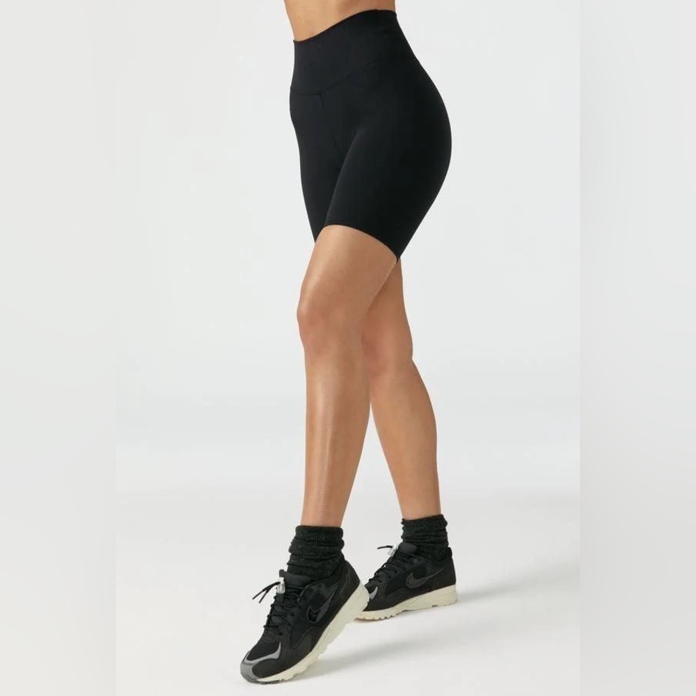 HIGH-WAIST MID LENGTH SPORTLUXE BIKER SHORT Yoga Bitch NWT
